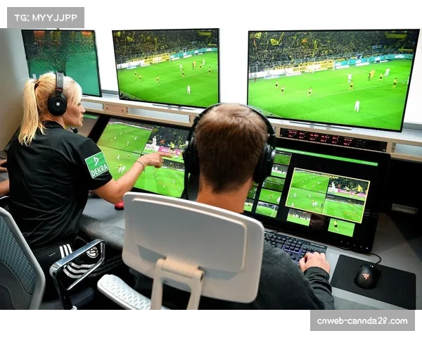 专访一位VAR操作室内的辅助裁判：在数十个屏幕前工作的90分钟